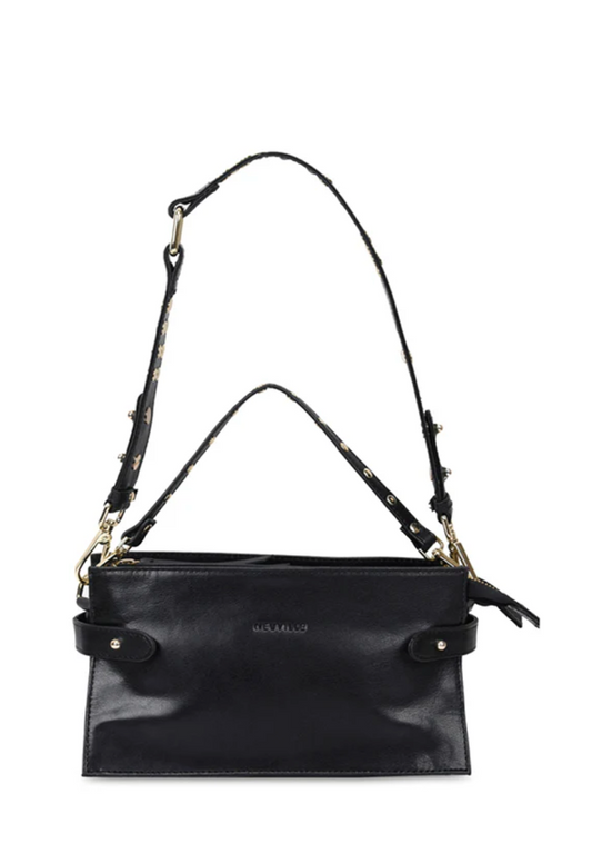 Vue de face du sac Rock Mama de la marque Neuville en cuir noir et détails dorés. Bandoulière cloutée et forme rectangulaire.