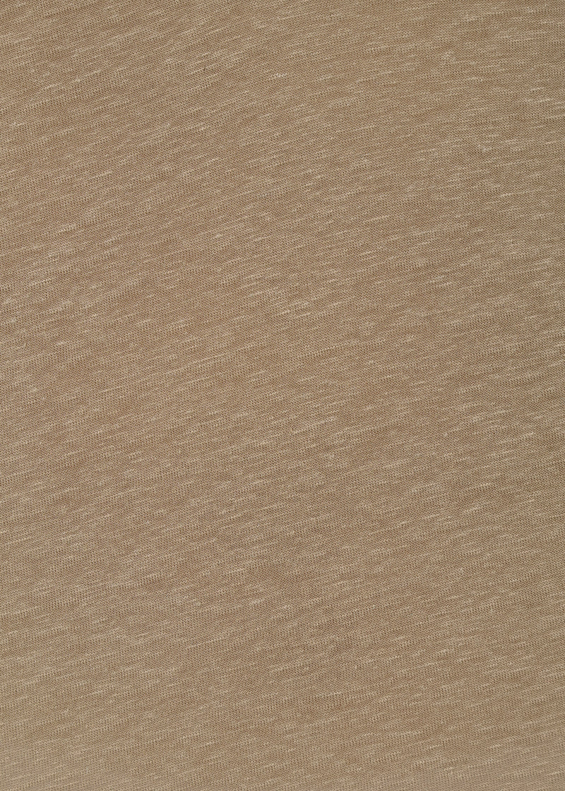 Zoom sur la matière légèrement texturée du t-shirt sans manches Bora beige de chez Humility.