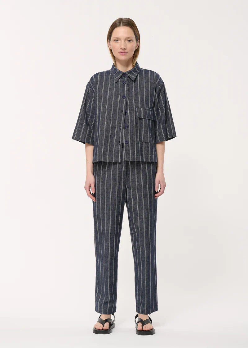 Veste à manches courtes Betty Stripe Humility vue de face, portée avec le pantalon assorti.