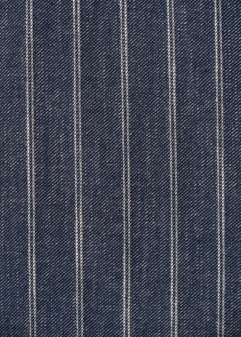 Zoom sur le motif rayé bleu et blanc du tissu en denim de la veste betty sripe de chez Humility.
