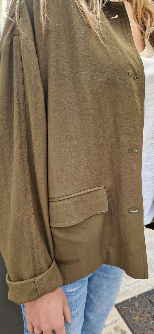 Vue de côté d'une femme portant la veste marion en kaki de chez Bella Jones. Veste fluide au style décontracté. Poches plaquées.