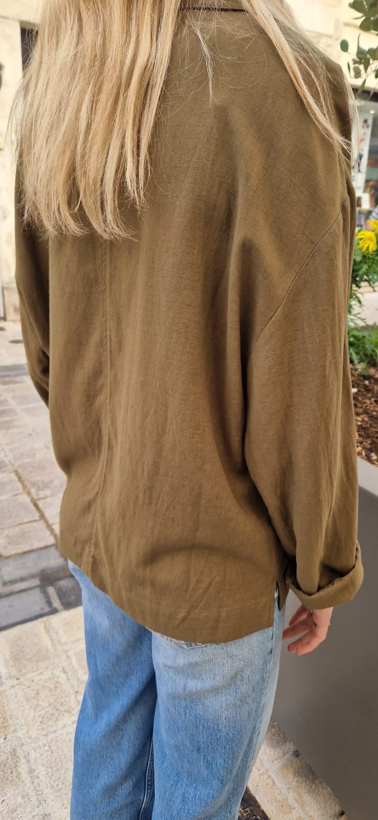 Vue de derrière d'un femme portant la veste marion en kaki de chez Bella Jones. Veste fluide au style décontracté.