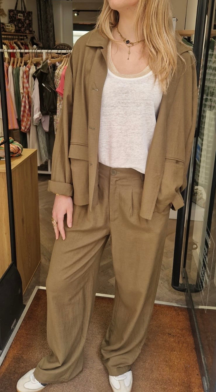 Femme portant la veste marion en kaki de chez Bella Jones avec le pantalon assorti. Veste fluide au style décontracté.