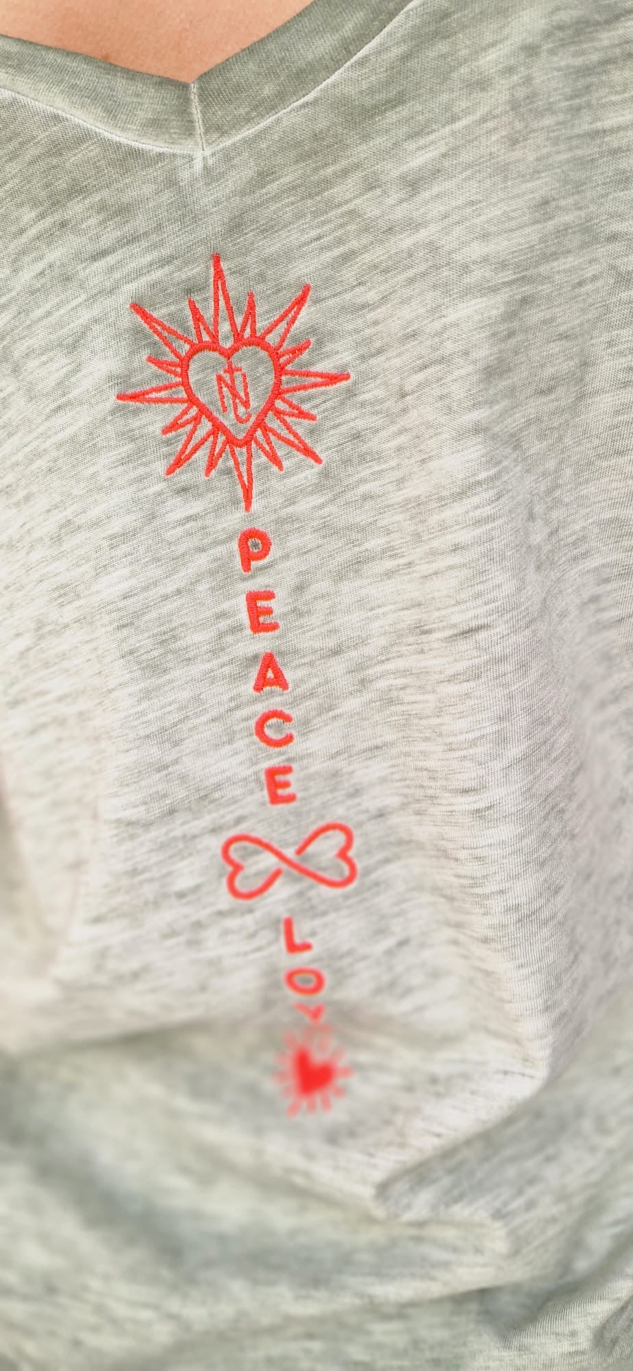 T-shirt col V imprimé "peace & love" au dos NINE Tees