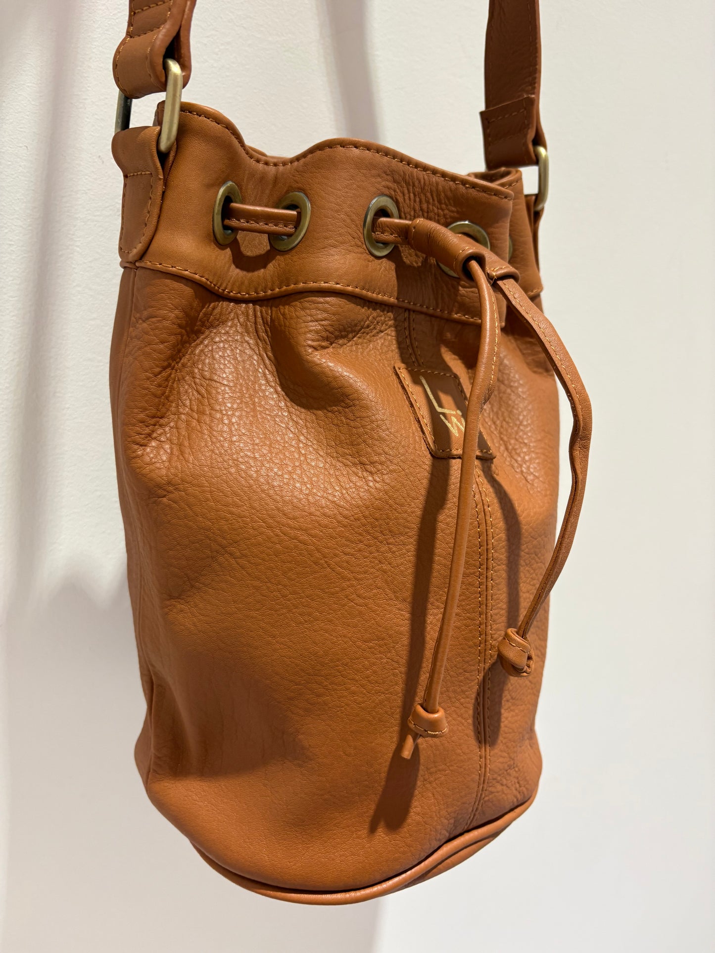 Sac seau cognac "Little Jimi" chez Little Wings