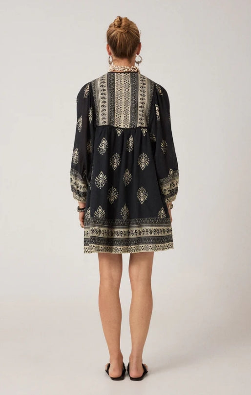 Robe courte manches longues "Celeste" chez Maison Hotel