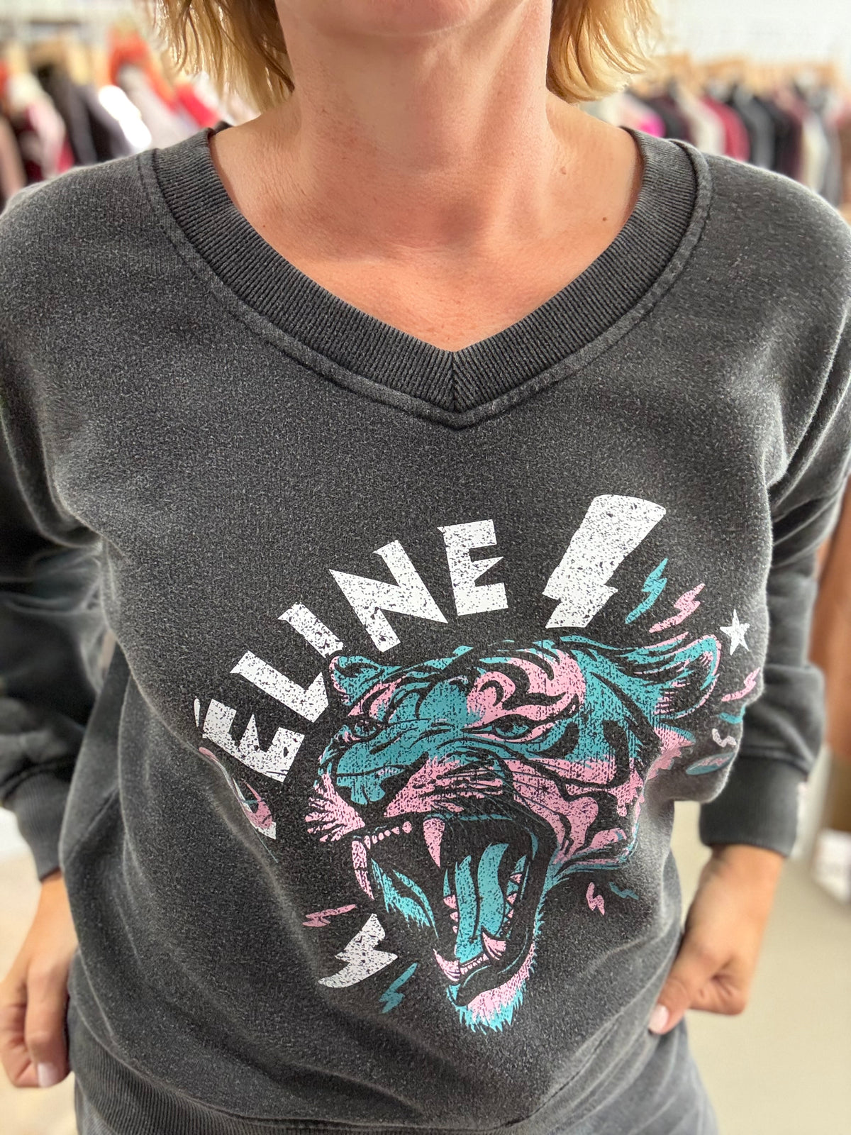Sweat col V "C/Féline" chez Anouk et Ninon