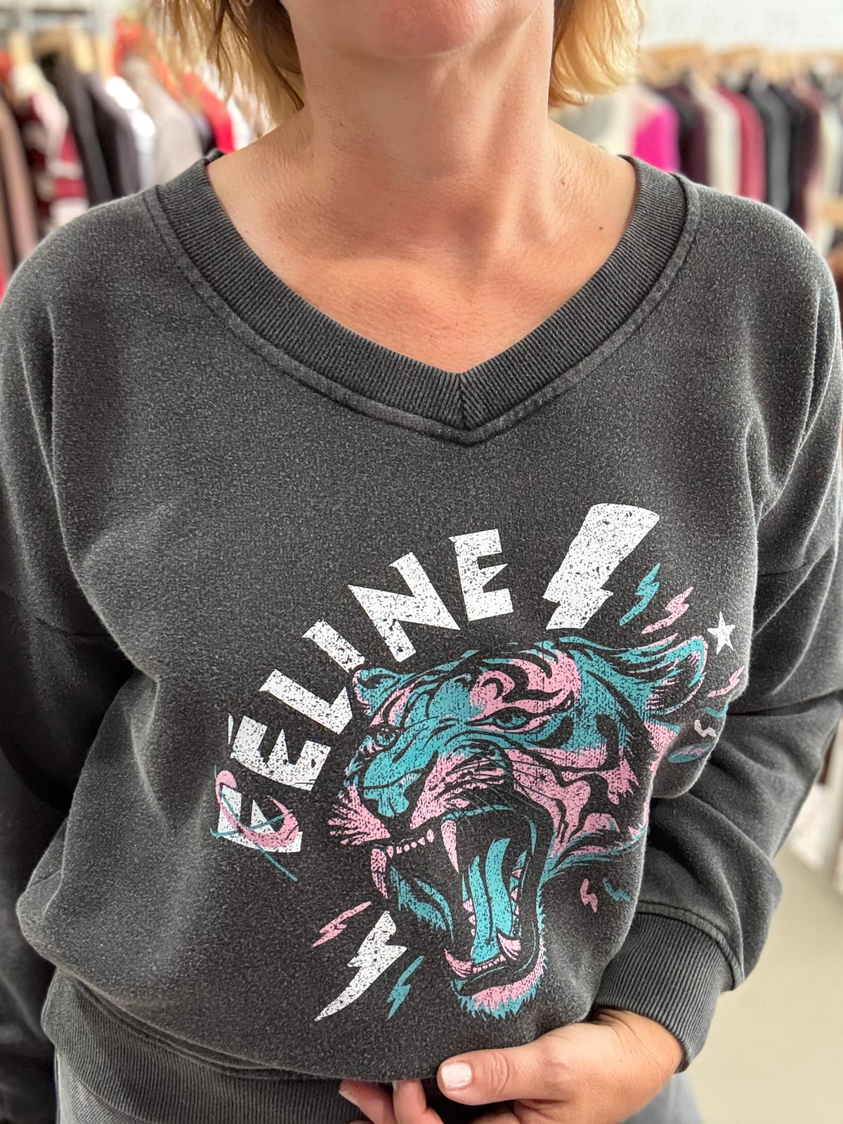 Sweat col V "C/Féline" chez Anouk et Ninon