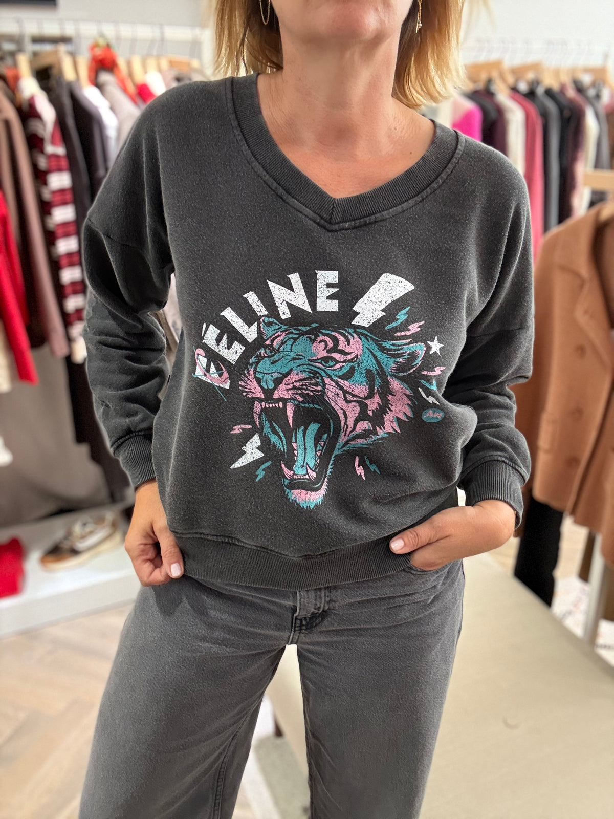 Sweat col V "C/Féline" chez Anouk et Ninon