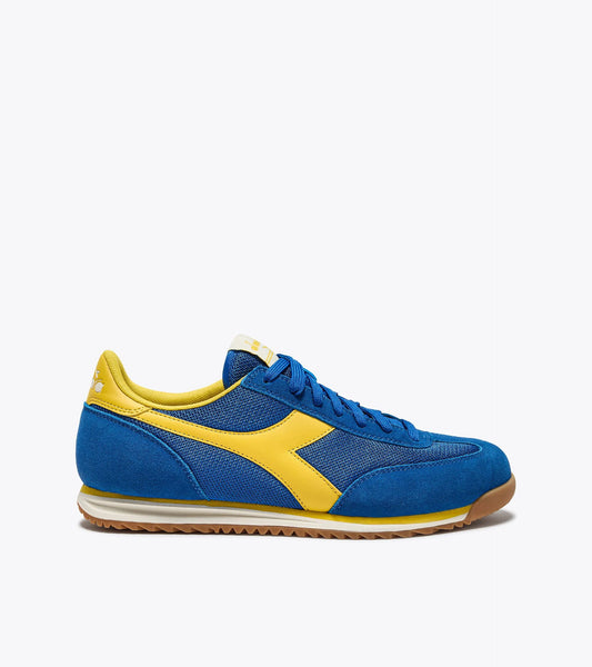 Basket basse Cross de la marque Diadora. Coloris bleu et jaune, semelle crantée et logo latéral contrastant.