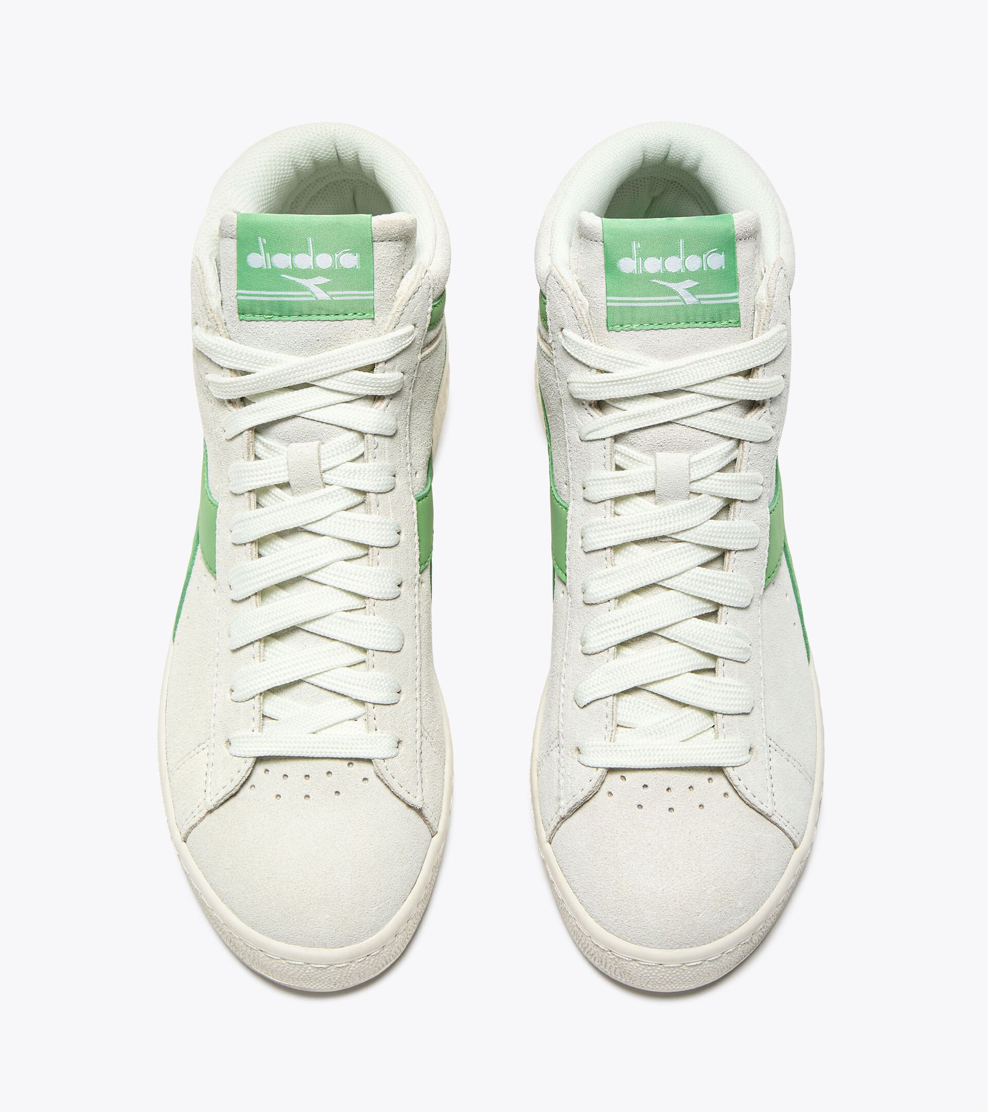 Vue supérieure des baskets Game L Suede Diadora. Lacets blancs, col rembourré et silhouette montante.