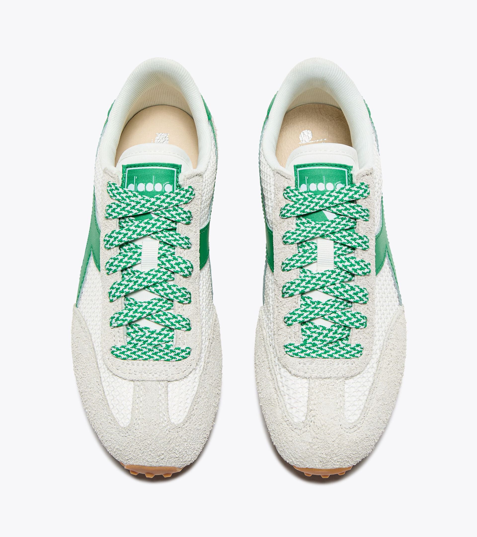 Vue supérieure des baskets Rally Diadora. Lacets verts, doublure beige et forme arrondie rétro.