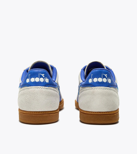 Vue de dos des baskets Tokyo Diadora. Talon bleu avec logo embossé et semelle contrastante.