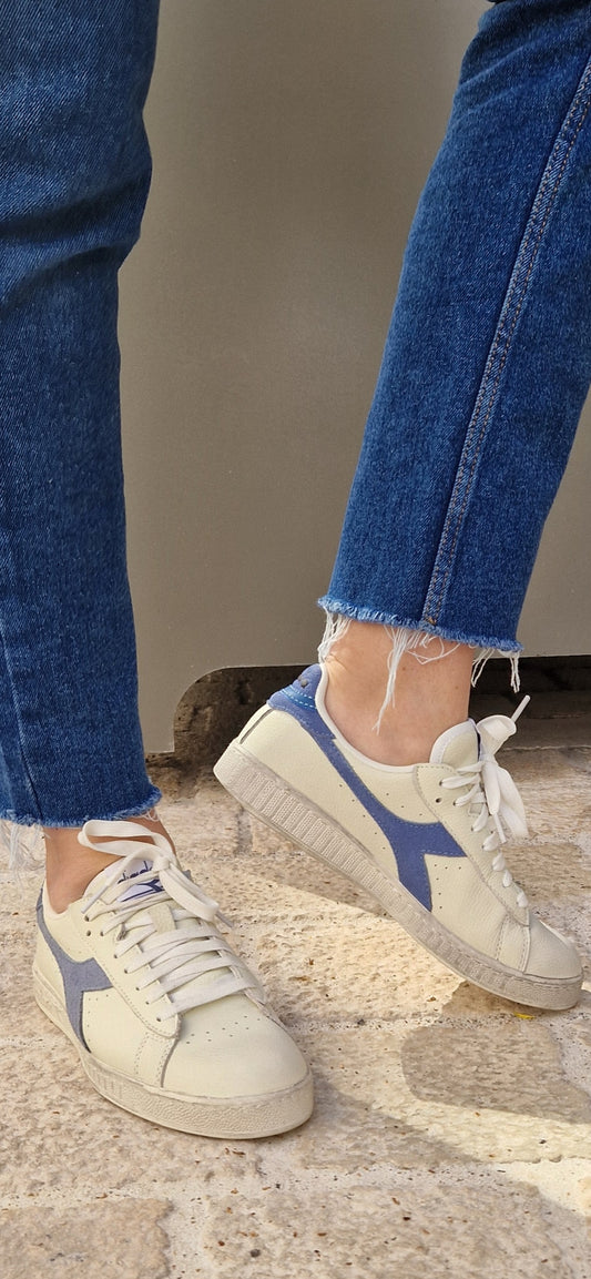 Baskets Game L basses Diadora, blanc cassé avec logo bleu indigo, portées.
