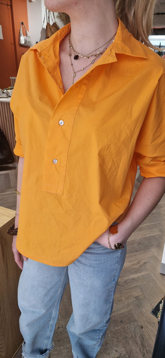 Chemise Nadia orange de la marque Bella Jones. Portée en look casual, coupe ample et manches courtes retroussées.