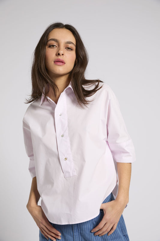 Chemise Nadia de la marque Bella Jones en rose. Manches courtes, col classique et coupe oversize légèrement structurée.
