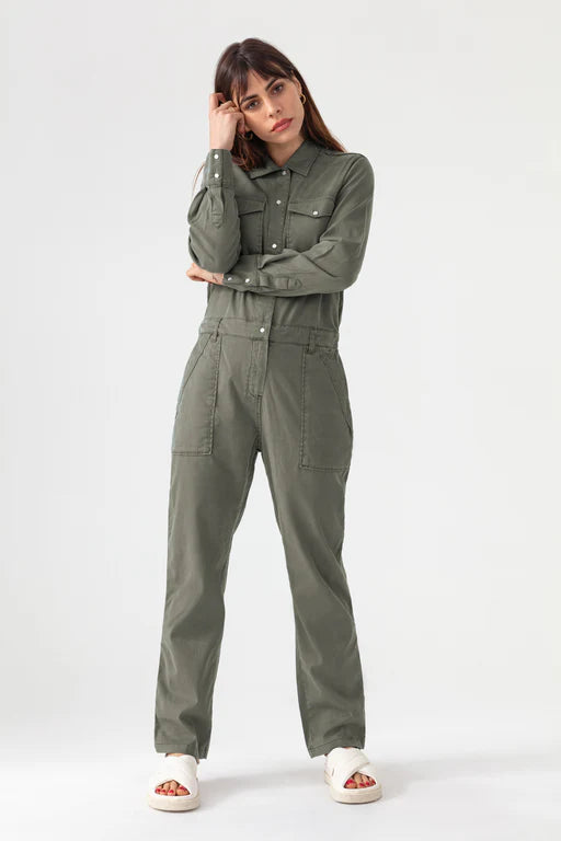 Combinaison en gabardine kaki de la marque Acquaverde, portée de face. Coupe droite et poches plaquées.