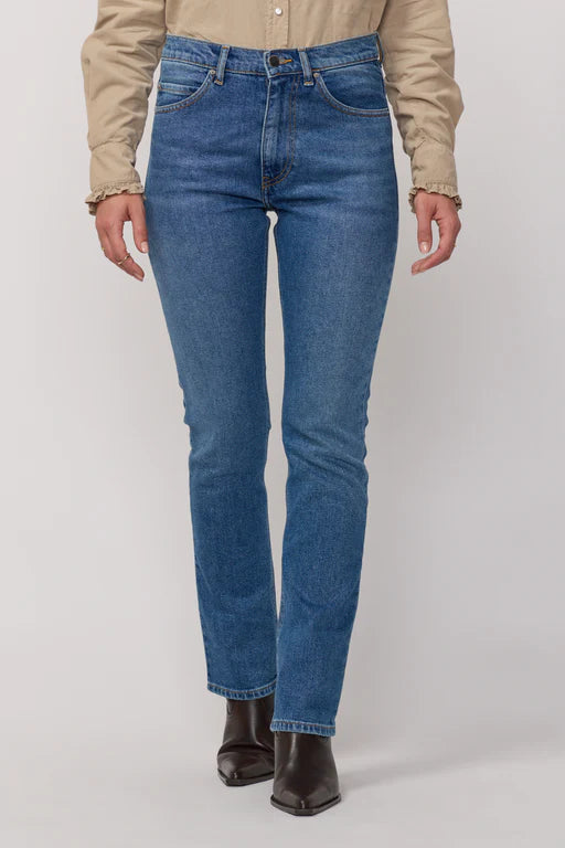 Jean Blair de la marque Acquaverde en denim bleu. Coupe droite et matière stretch confortable.