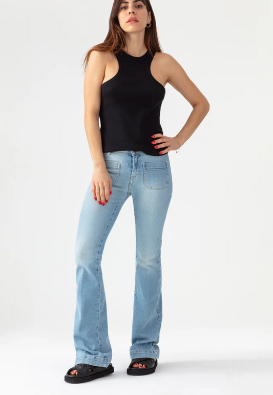 Jean bootcut de la marque Acquaverde en denim light used porté de face. Coupe ajustée avec évasement bas de jambe.