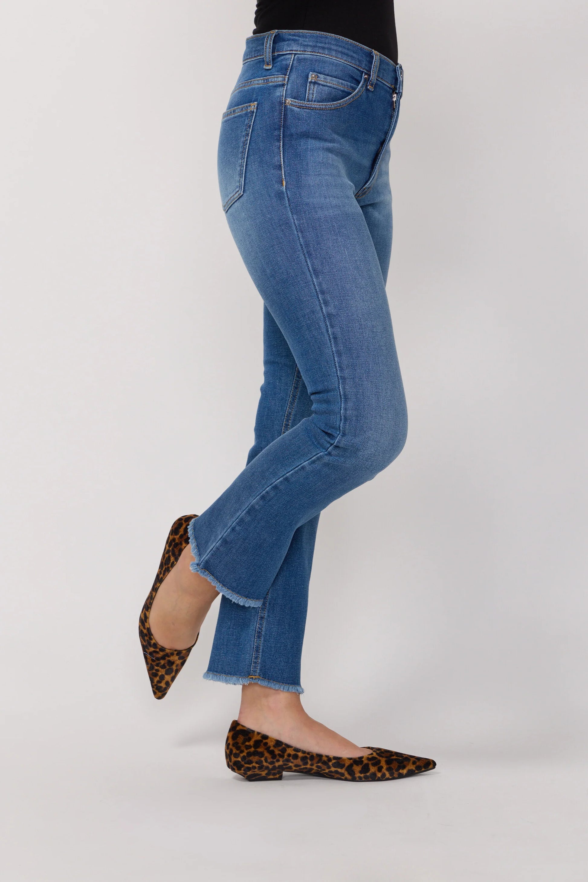 Vue latérale du jean Cara denim de la marque Acquaverde. Coupe droite et ajustée aux hanches.