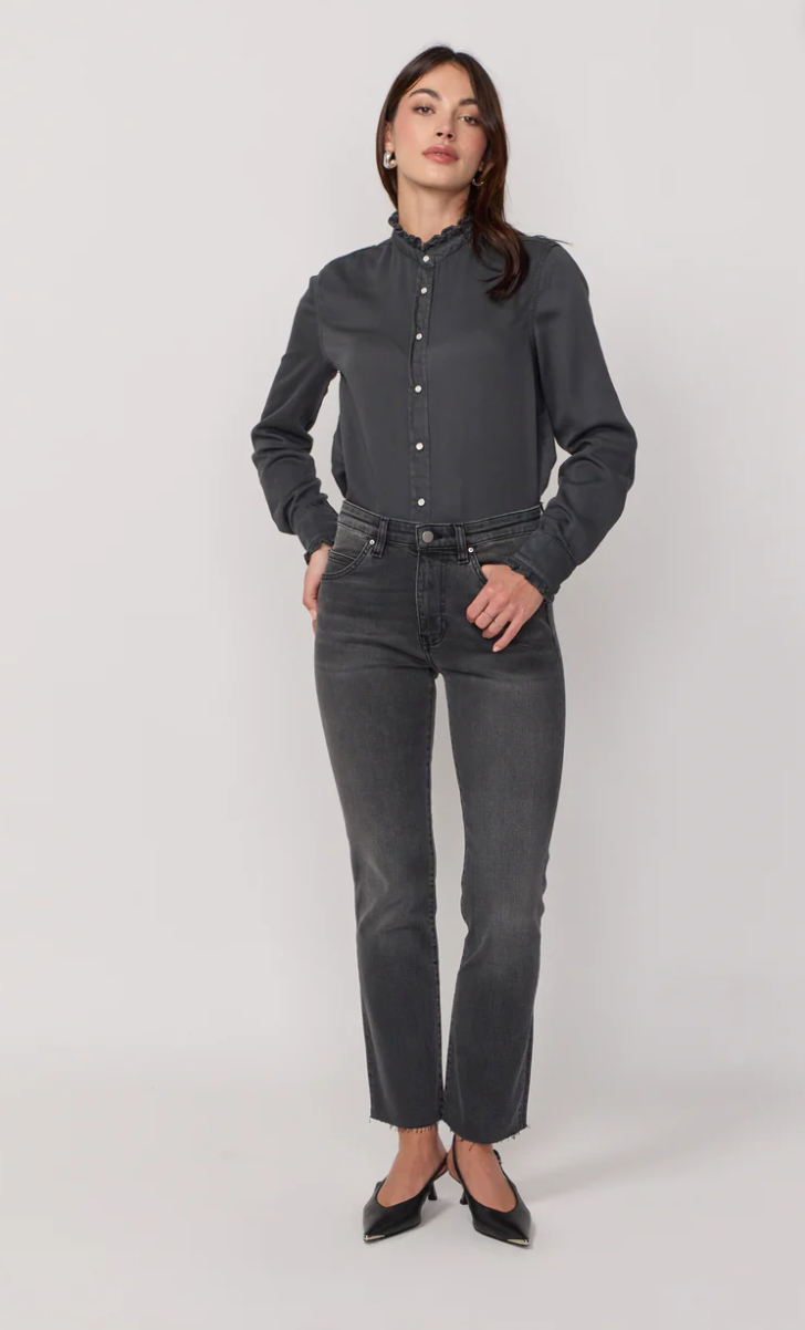 Jean bootcut Cara de la marque Acquaverde en denim noir. Coupe légèrement raccourcie, ajustée à la cuisse et évasée en bas.