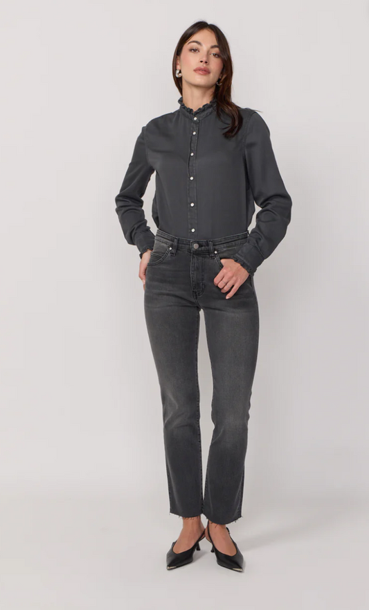 Jean bootcut Cara de la marque Acquaverde en denim noir. Coupe légèrement raccourcie, ajustée à la cuisse et évasée en bas.