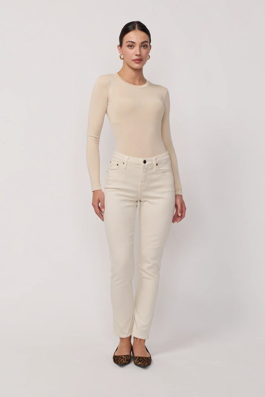 Jean Crystal de la marque Acquaverde en denim crème, porté de face. Coupe slim et taille mi-haute.