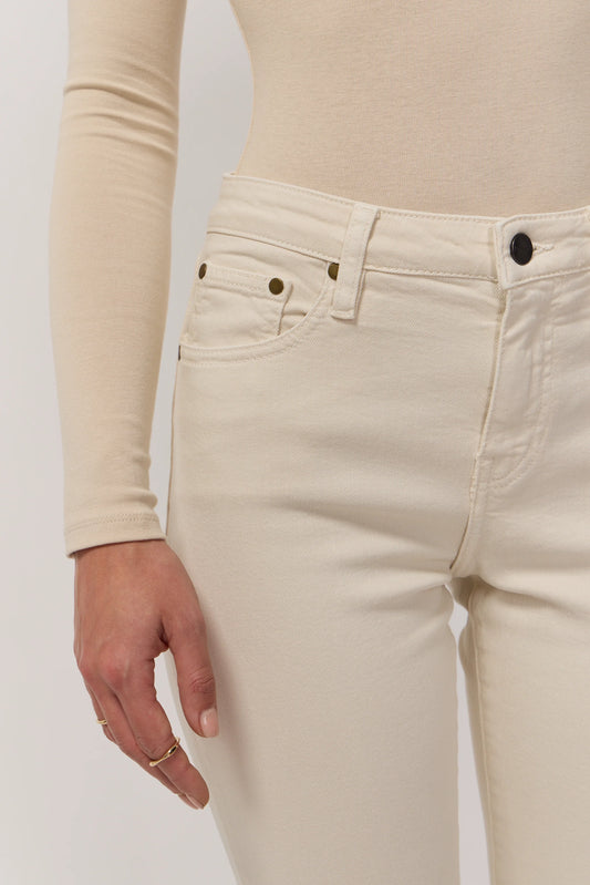 Zoom sur la taille et les poches du jean Crystal crème de la marque Acquaverde. Détail du bouton et des coutures.