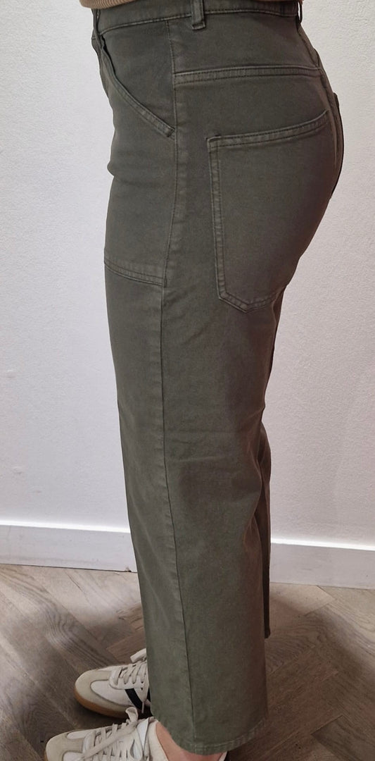 Vue latérale du pantalon Eddy droit de la marque Acquaverde, couleur kaki. Coupe droite structurée avec poches plaquées et jambe légèrement raccourcie.