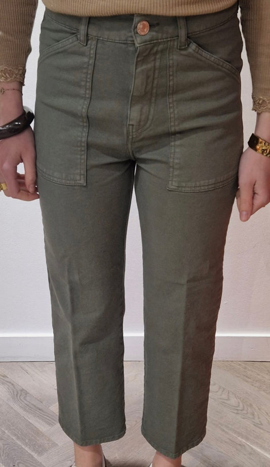 Pantalon Eddy de la marque Acquaverde en kaki. Coupe droite, taille haute et grandes poches plaquées à l’avant.