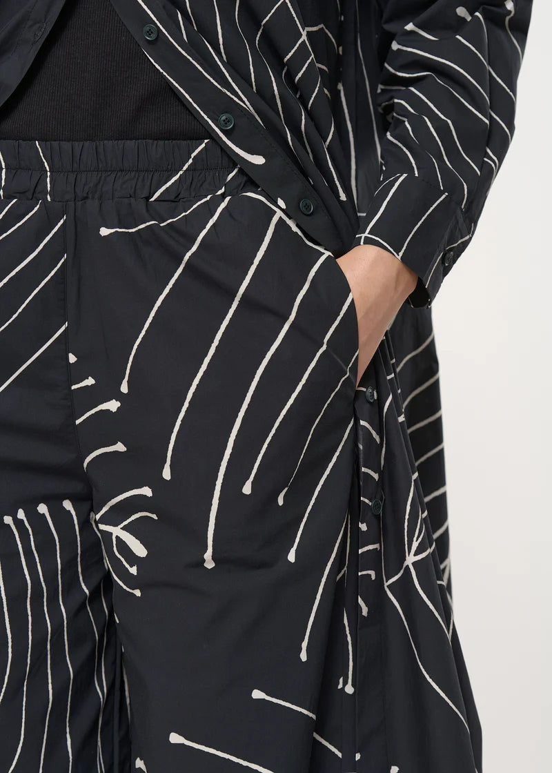 zoom sur la poche du pantalon juskana imprimé de chez humility