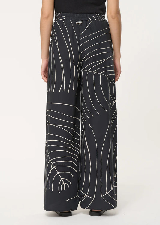 femme portant le pantalon juskana de chez humilty, vue de dos