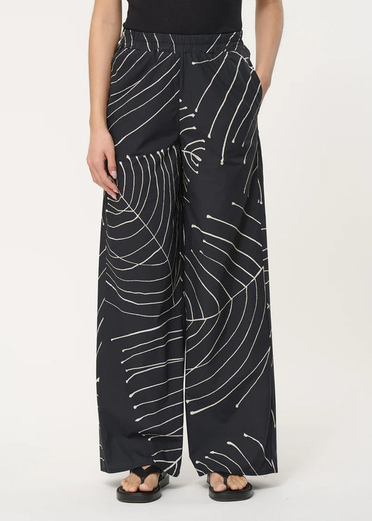 femme portant le pantalon juskana imprimé de chez humility, vue de face