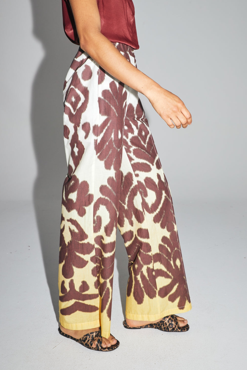 Pantalon imprimé Imprévu, modèle shadow, porté par une femme en studio, vue profil gauche.