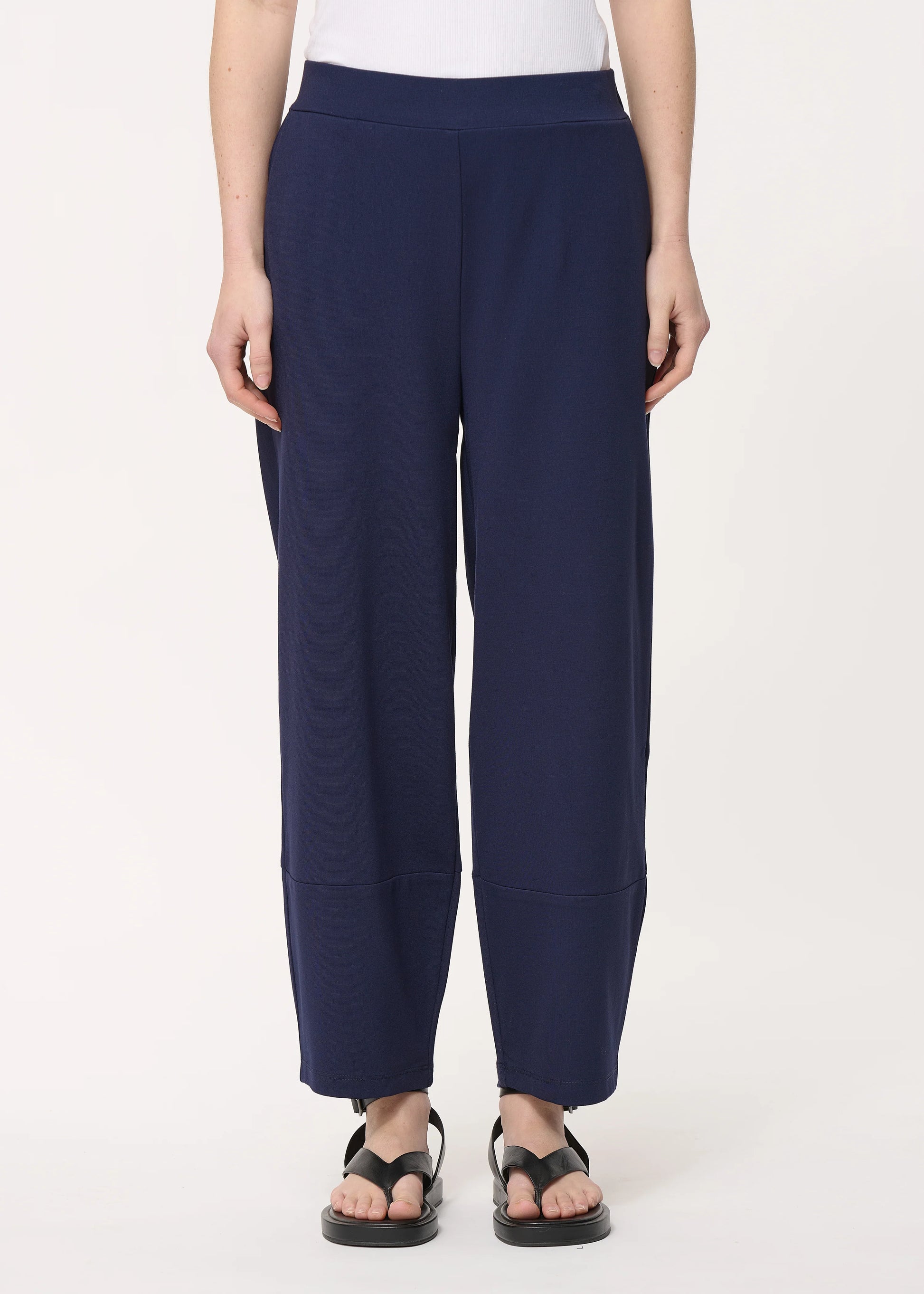 femme portant le pantalon unia bleu marine de chez humility, vue de face