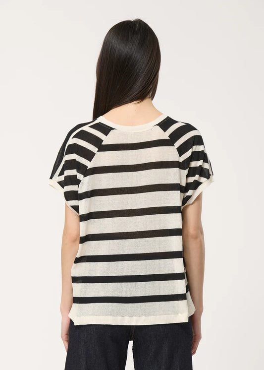 Femme portant le pull jonas de chez Humility, motif marinière vue de dos.