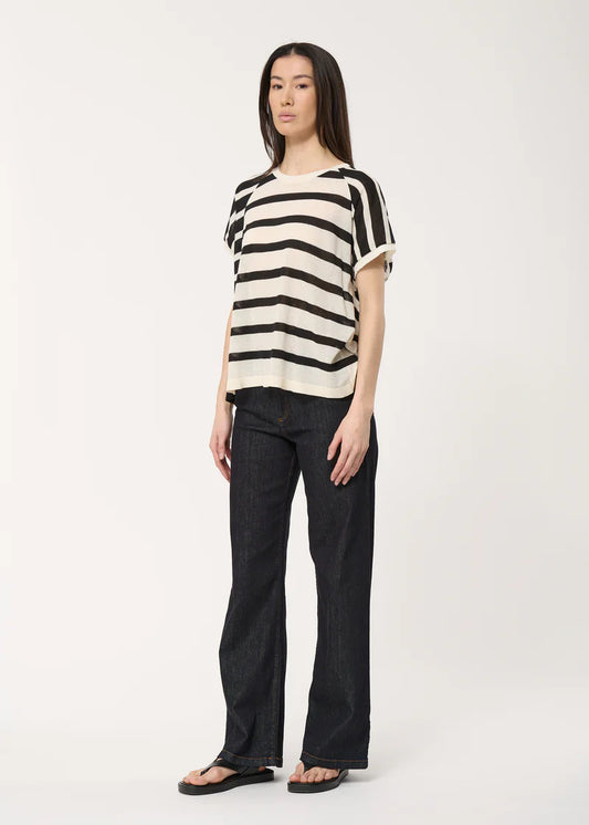 Femme portant le pull jonas de chez Humility, motif marinière.
