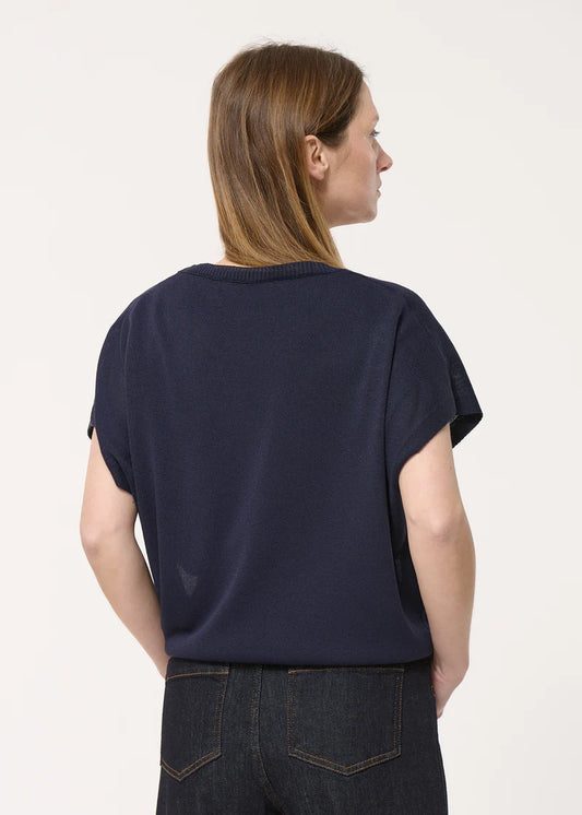 Vue dos du pull Jio Humility sans manches, tombé droit et col rond.

