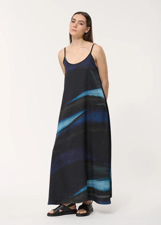 Robe longue Bachira Humility à fines bretelles, coupe fluide, imprimé abstrait dans les tons bleu et noir, vue de face.
