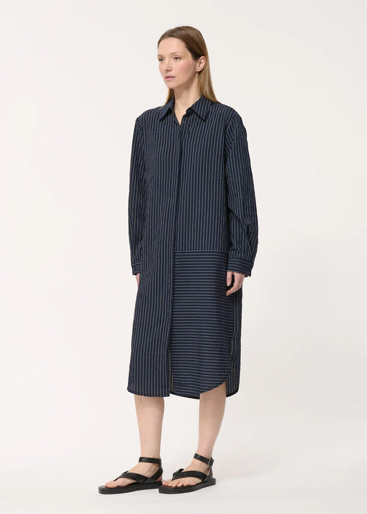 Robe Jasa Humility à manches longues, coupe droite et ample, tissu rayé marine et blanc, vue de face.
