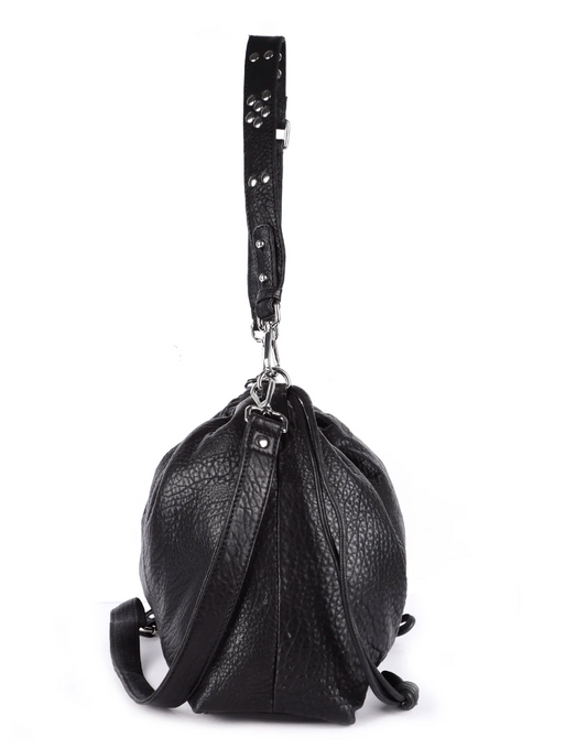Vue de côté du sac Elliot bubble noir en cuir de la marque Neuville. Montre la profondeur du sac, la finition des coutures latérales et la anse. 