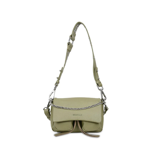 Vue de face du sac Max Mini de Neuville en cuir kaki. Bandoulière cloutée ajustable et chaîne métallique. Deux poches à rabat sur le devant.