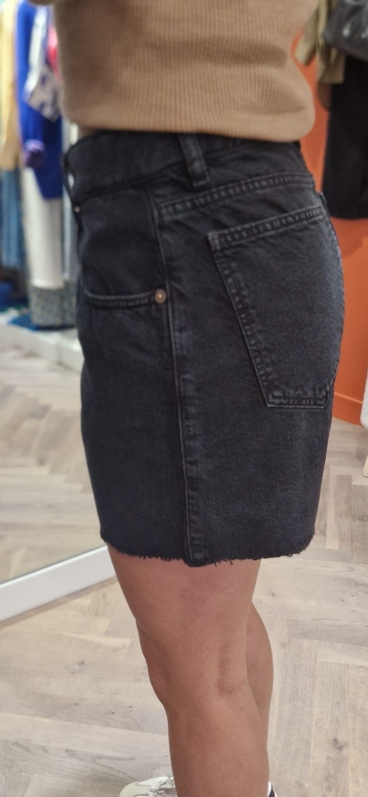 Short taille haute Acquaverde en denim noir. Coupe structurée avec poches plaquées et finitions effilées sur le bas.