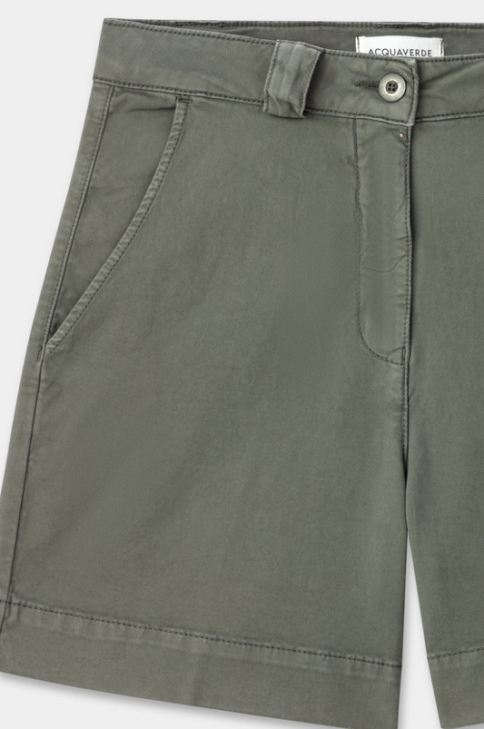 Zoom sur le short taille mi-haute Acquaverde. Détail du bouton, de la ceinture plate et du tissu en coton.