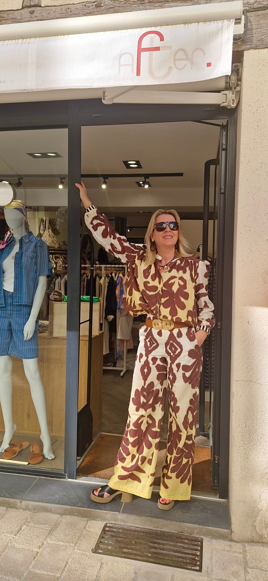 Look complet imprimé de chez Imprévu porté par une femme devant la boutique After à La Rochelle.