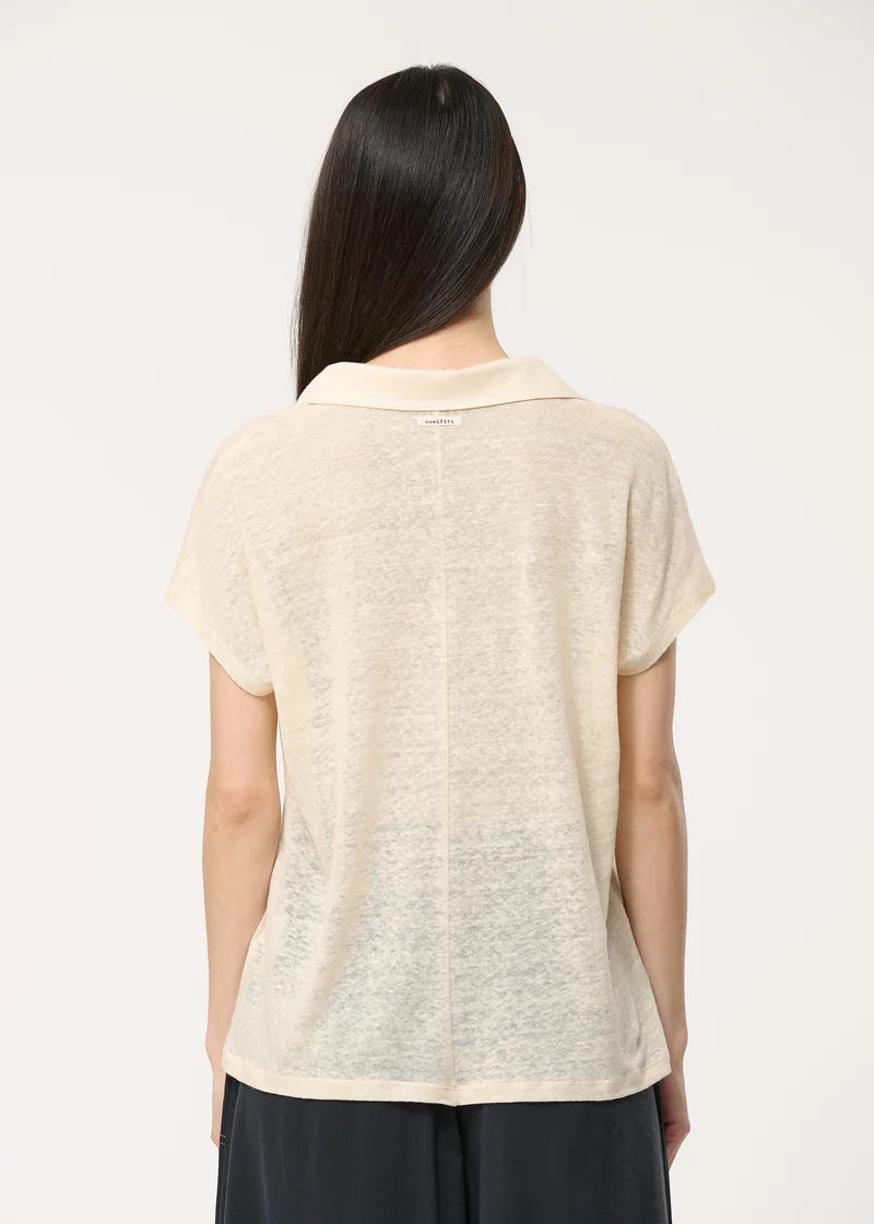 Vue de dos du t-shirt Titane Humility, coupe droite et légère.
