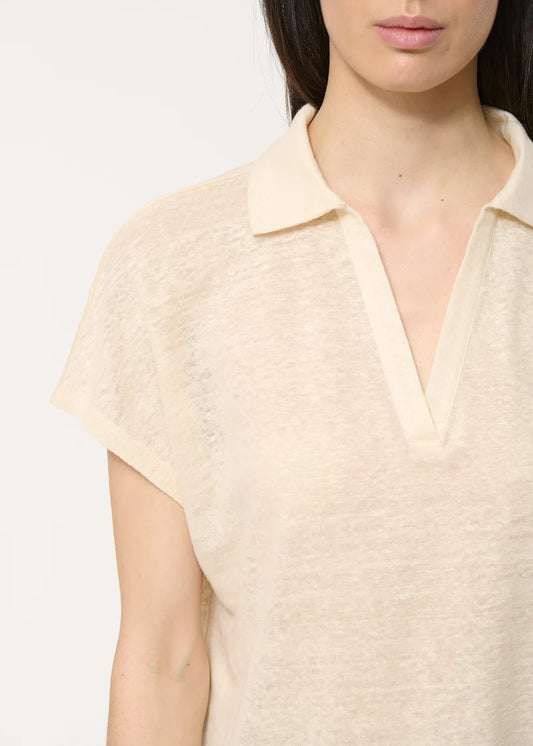 Zoom sur le col polo en V du t-shirt Titane Humility, finition douce et fluide.