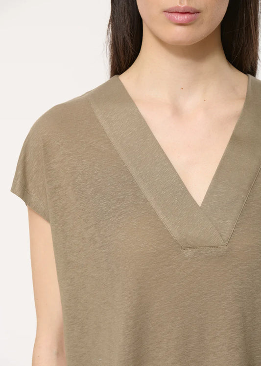 Zoom sur le col V du t-shirt sans manches Bora de Humility, finition large et nette.
