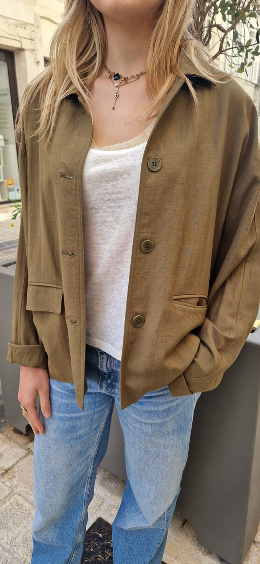Femme portant la veste marion en kaki de chez Bella Jones. Veste fluide au style décontracté avec 3 boutons ton sut ton.