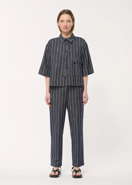 Veste à manches courtes Betty Stripe Humility vue de face, portée avec le pantalon assorti.
